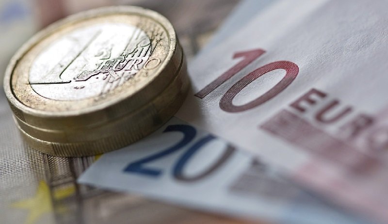  آیا منطقی است که یوروهای زیر فرش و تشک را بفروشیم؟آینده از آن دلار است یا یورو؟