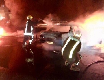 آتش سوزی دو خودرو در میدان دفاع مقدس بندرعباس/ علت: برخورد خودرو حامل سوخت قاچاق با پراید