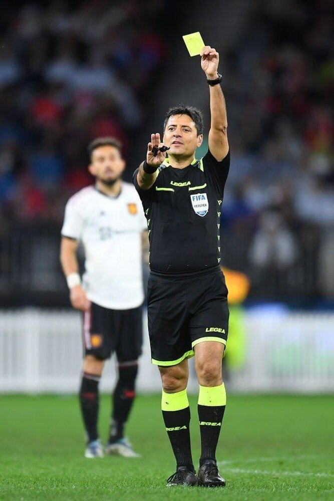 علیرضا فغانی درحال قضاوت برای شیاطین سرخ/عکس