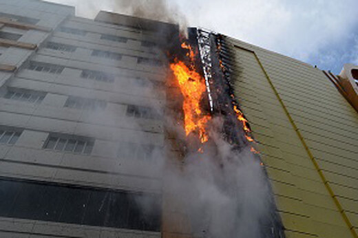 ببینید | اولین تصاویر از آتش‌سوزی در مجتمع مسکونی در کیانپارس اهواز