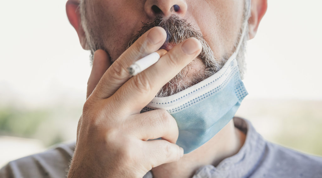 اگر سیگار میکشید و در معرض کرونا هستید، این مطلب را بخوانید