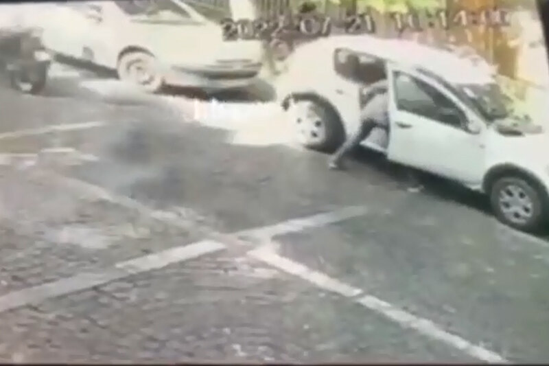 ببینید | زورگیری وحشیانه از زن جوان وسط روز روشن؛ حمله موتورسوار شهروند به زورگیرها
