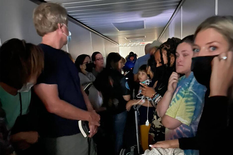 ببینید | لحظات وحشت مسافرین از زن مهاجم در داخل فرودگاه دالاس