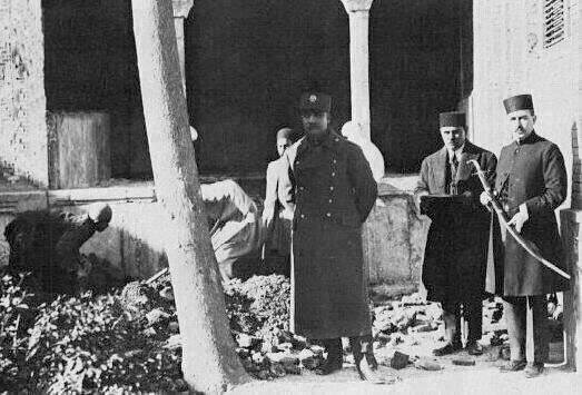 نبش قبر کریمخان زند توسط رضاخان + عکس