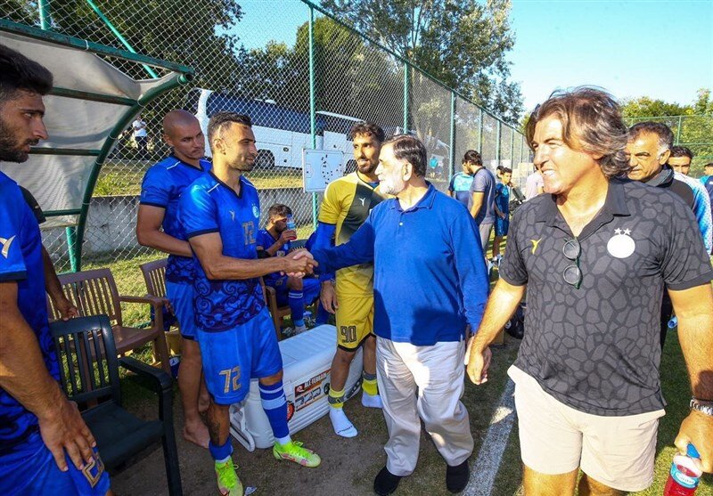 آجورلو با لباس آبی در اردوی استقلال/عکس