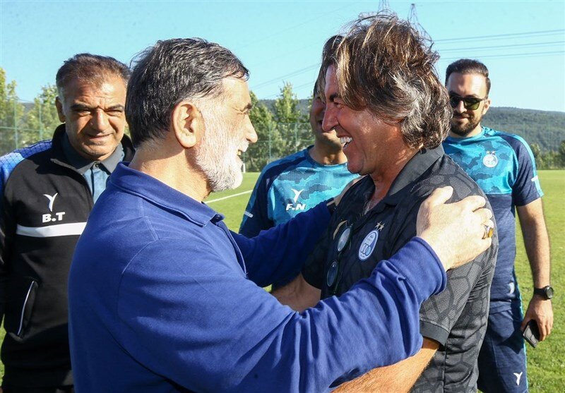 آجورلو با لباس آبی در اردوی استقلال/عکس