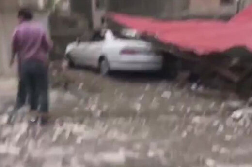 ببینید | سقوط سقف پنت‌هاوس یک خانه بر روی چند خودرو در رودهن