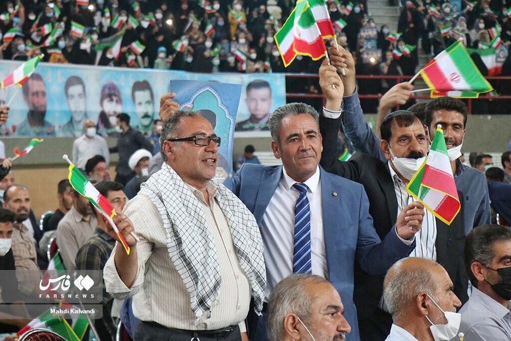 یک کراواتی در دیدار مردمی رئیسی در همدان + عکس