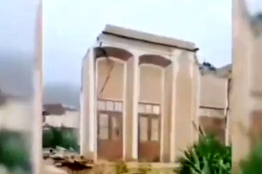 ببینید | لحظه فرو ریختن «خانه رزاقیان» شهر تفت پس از بارش باران و سیل