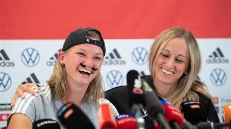 ببینید | اقدام جالب ستاره تیم ملی زنان آلمان؛ حضور در کنفرانس با سبیل