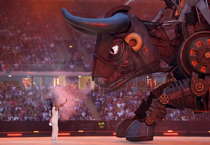 خودروی خاص شاهزاده انگلیس در افتتاحیه مسابقات مشترکالمنافع/عکس