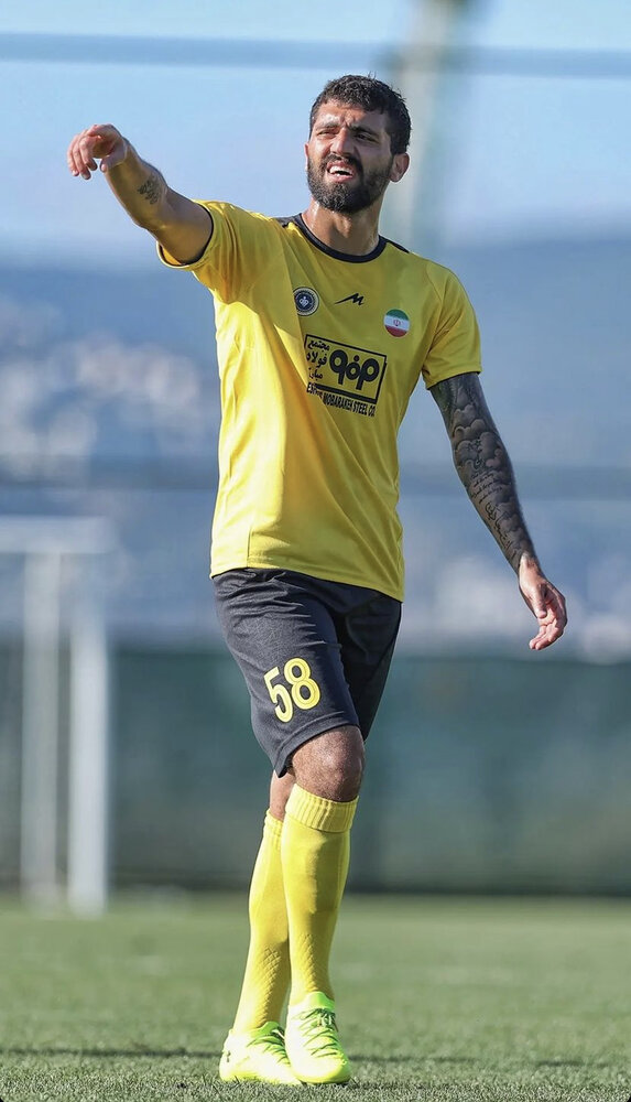 یاغی استقلالیها با خالکوبی تاج و پیراهن رقیب!/عکس