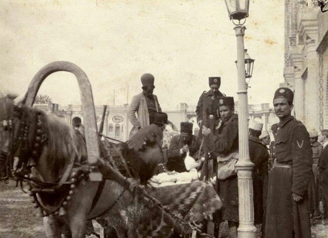 حمل پول جالب در سال ۱۲۹۰ در میدان توپخانه/عکس