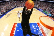 ببینید | علاقه عجیب یک گربه به بسکتبال؛ دریبل روی زمین!