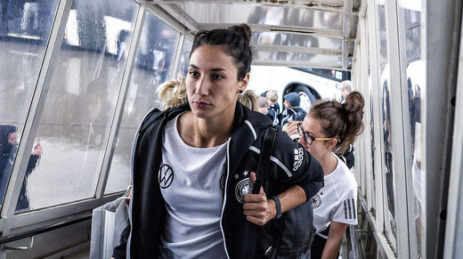 مدال نقره یورو فوتبال خانم‌ها بر گردن یک ایرانی!/ عکس