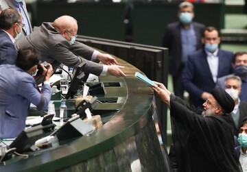 مجلس به جای پیگیری بودجه به تعطیلات یلدایی رفت/ برنامه هفتم و لایحه بودجه۱۴۰۲ بین زمین و هوا/ چرا مجلس چشم بر تخلف دولت بسته است؟