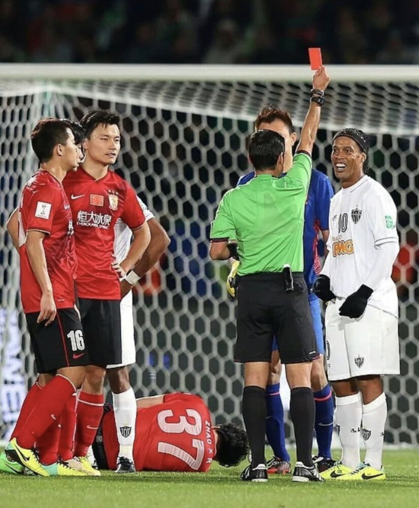 وقتی رونالدینیو از دست اسطوره ایرانی شاکی شد/عکس