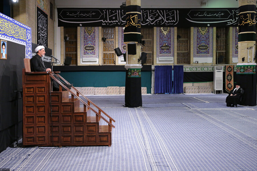 بدون جمعیت ، فقط با حضور یک سخنران و مداح / برنامه عزاداری ایام محرم در حسینیه امام (ره) با حضور رهبری 