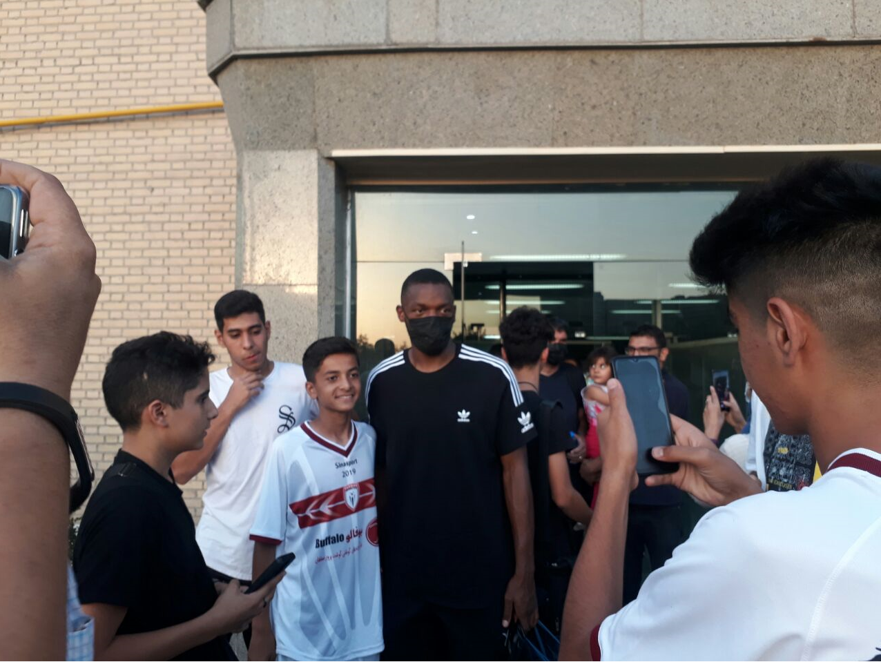 بازار داغ سلفی هواداران با بازیکنان محبوب استقلال/عکس