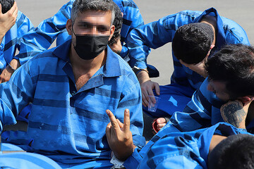 ببینید | ژست گرفتن دزدان خرده پا با دستبند و پابند!