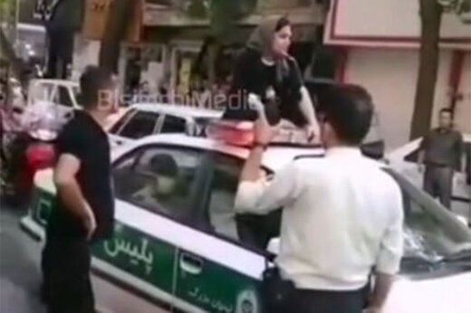 ببینید | نشستن یک زن روی ماشین پلیس برای آزادی شوهرش!