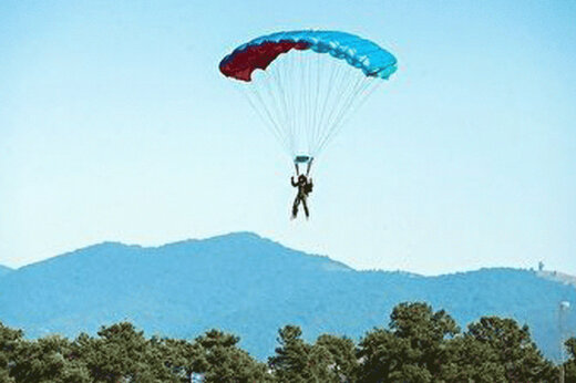 ببینید | ویدیویی هولناک از تلاش چترباز با مرگ، تنها چند ثانیه قبل از برخورد با زمین!