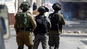 ببینید | حمله وحشیانه سربازهای رژیم صهیونیستی به یک فلسطینی در مرکز بیت‌المقدس