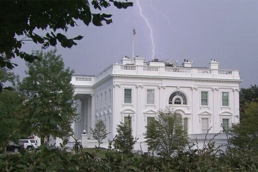 ببینید | لحظه برخورد صاعقه به کاخ سفید با چهار مصدوم!