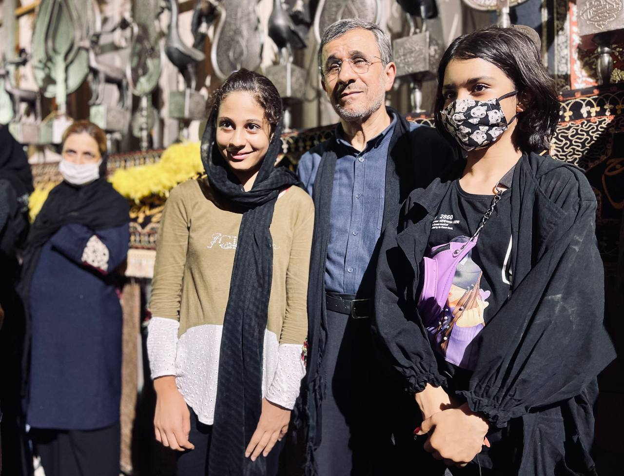 عکس‌های یادگاری با احمدی‌نژاد در مراسم تاسوعا