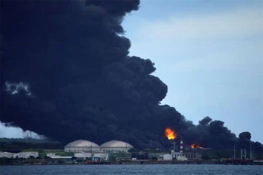 ببینید | آتش‌سوزی در انبار نفت به دلیل برخورد صاعقه؛ فاجعه در کوبا
