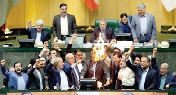 فعال سیاسی اصلاح طلب : دلواپسان کشور را  گرفتار شعارهای بی‌محتوا کرده اند / بحران‌های اجتماعی مانند نارنجک ضامن کشیده‌ای، هرلحظه ممکن است بترکد  
