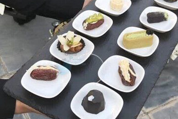 تصاویر | تبلیغات عجیب برای برگزاری مراسم ختم لاکچری؛ کوکتل میوه‌های سیاه!