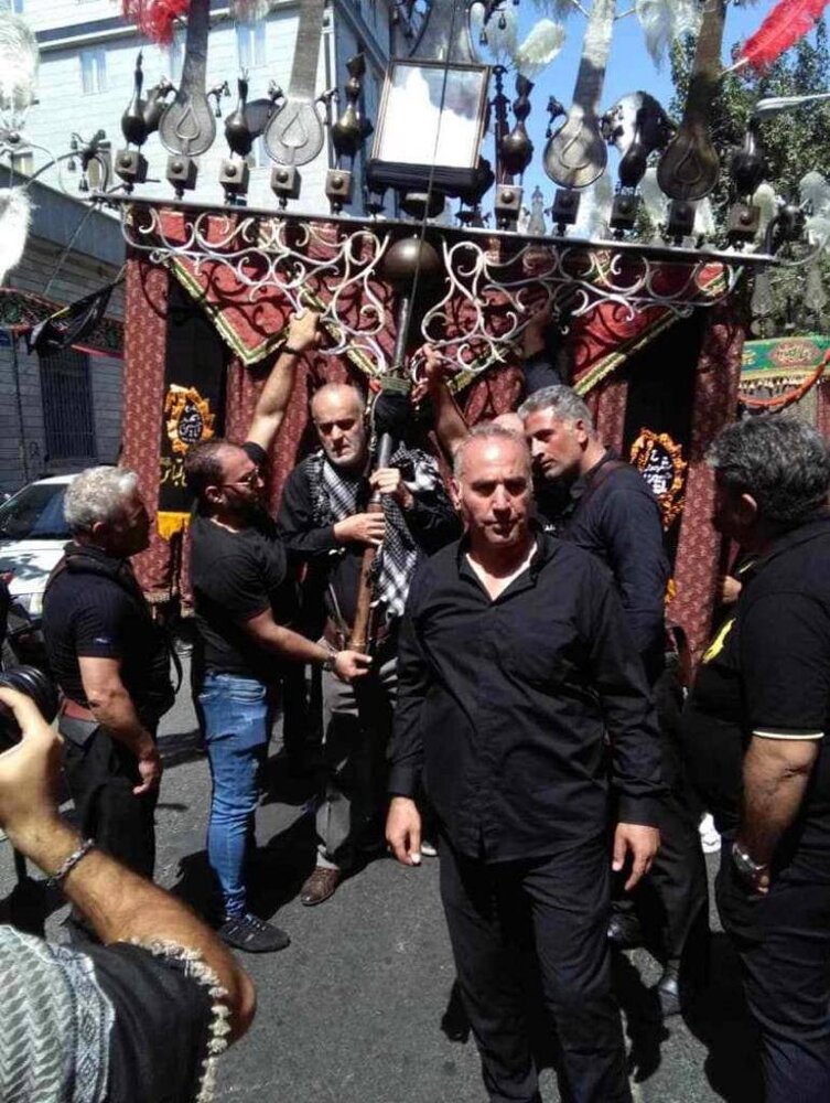 علمکشی دبیرکل سابق فدراسیون فوتبال در ماه محرم/ عکس