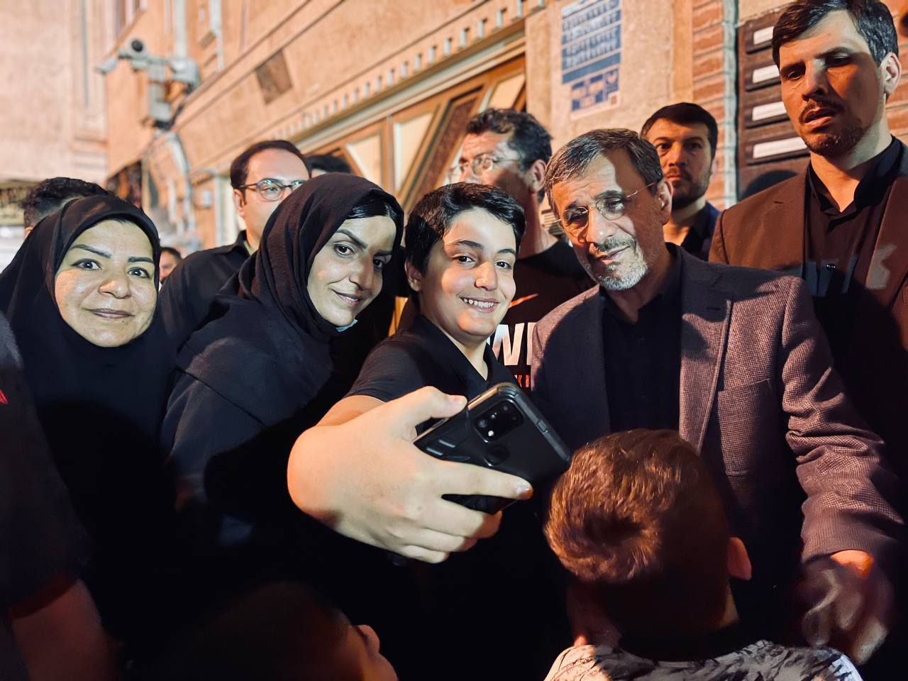 احمدی نژاد در مراسم شام غریبان امام حسین(ع) + عکس ها
