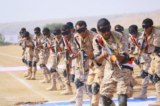 رژه نظامیان یمنی با غنایم جنگی سعودی
