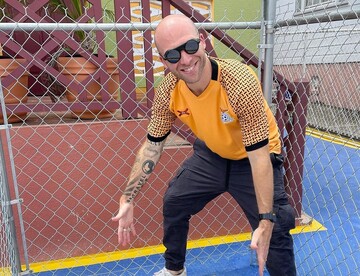 لباس پرسپولیس بر تن بلاگر معروف آمریکایی/عکس لباس پرسپولیس بر تن بلاگر معروف آمریکایی/عکس