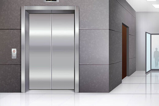 ببینید | تصاویر ترسناک از گیر کردن یک مرد جوان بین درب آسانسور