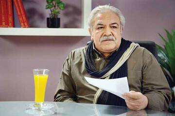 رسول نجفیان در مهمانخانه شعر می‌خواند