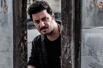 عکس | ژست و استایل خاص جواد عزتی در پشت صحنه سریال پرطرفدار