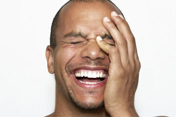 اینفوگرافیک | آشنایی با علائم افسردگی خندان؛ خطری بیخ گوش جامعه