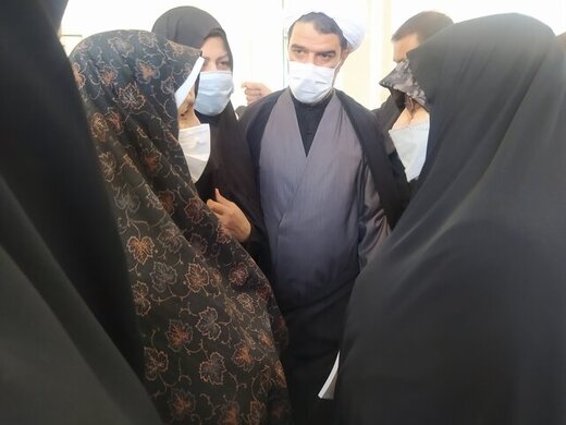 انتقاد رودروی زنان یک روستا از نرخ آرد به معاون امور زنان و خانواده رئیسی