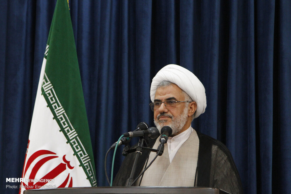 خطیب جمعه بندرعباس :  انکار حجاب ، نوعی ارتداد است / حجاب مسالهای حاکمیتی است نه فردی