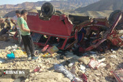 ببینید | اولین تصاویر از سقوط مینی‌بوس کارگران به دره در بوشهر