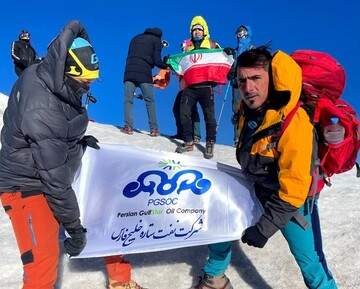 سه کوهنورد پالایشگاه نفت ستاره بر فراز قله آرارات ترکیه ایستادند 