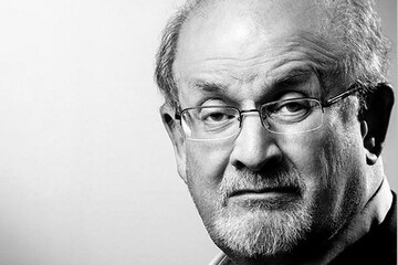 عکس | فوری؛ اولین تصویر از سلمان رشدی ۶ ماه پس از حمله؛ ظاهر عجیب نویسنده مرتد