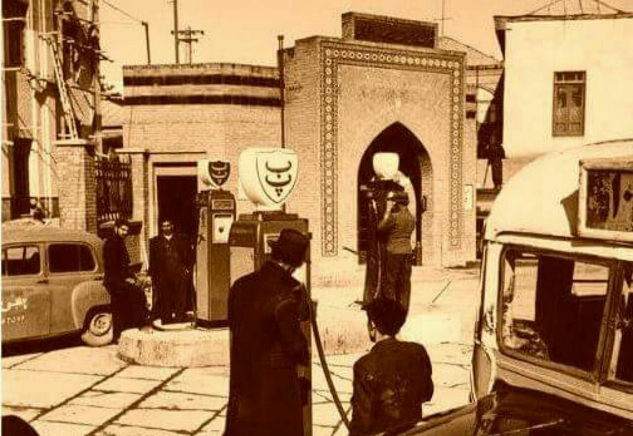 عکسی از قدیمی‌ترین پمپ بنزین در ایران/ چرا نفت انگلیسی در ایران منفور بود؟
