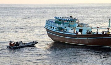 توقیف یک فروند شناور حامل ۲۲هزار لیتر سوخت قاچاق در آب‌های خلیج فارس
