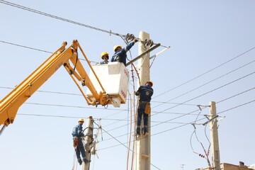 توسعه و بهسازی 64 کیلومتر شبکه توزیع برق در شهرستان مهدیشهر