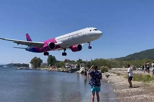 ببینید | فرود ترسناک هواپیما در یونان در چند قدمی گردشگران!
