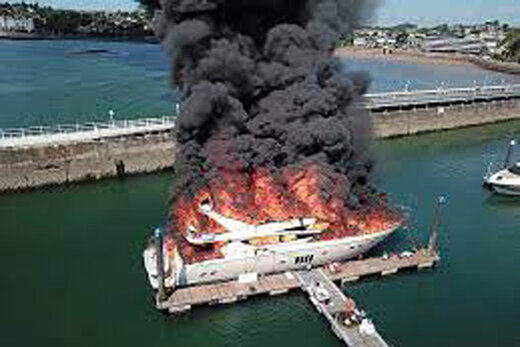 ببینید | اولین تصاویر از آتش‌سوزی قایق تفریحی 25 میلیون دلاری و صفر کیلومتر!
